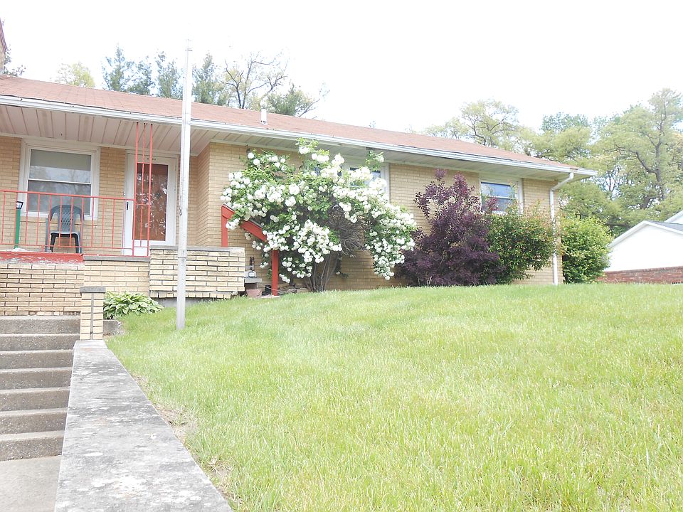 2nd image of 524 E White Oak Ln
