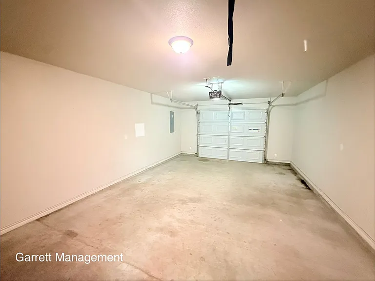 1203 E Avenue G — Photo 13