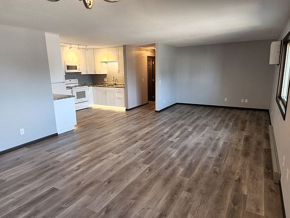 5th image of 910 E 2nd St #13