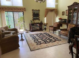 1 Clubside Dr, Woodmere, NY 11598