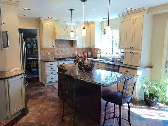 3rd image of 17 Dutchess Ct