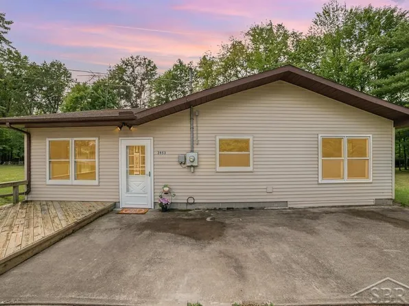 2853 W Huckleberry Rd, Sanford, MI 48657