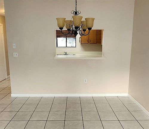 4th image of 2300 SW 43rd St APT G2