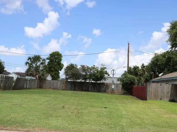 12 Coffee Dr, Chalmette, LA 70043