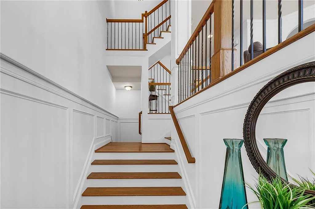 3 bed, 3.5 bath, 2860 sqft, $3,350 — Photo 3