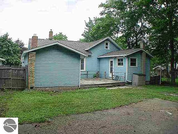 4th image of 389 4th St