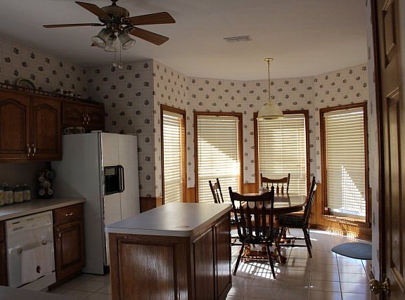 KITCHEN/BREAKFAST NOOK