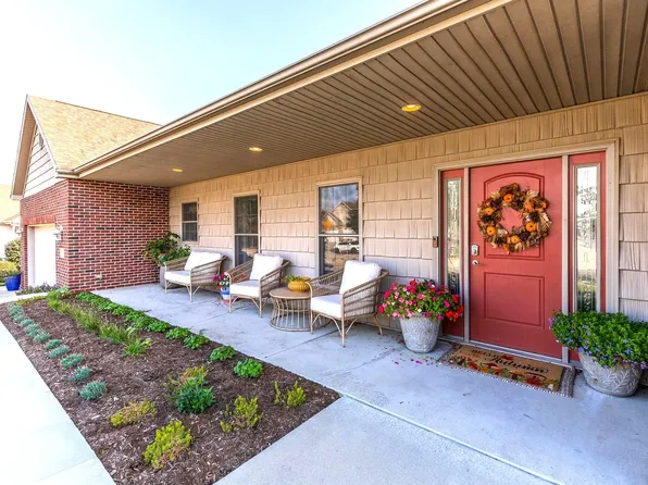 36 Lone Oak Ct, Bloomington, IL 61705