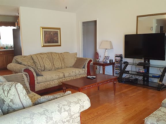 2nd image of 205 Warren Cir