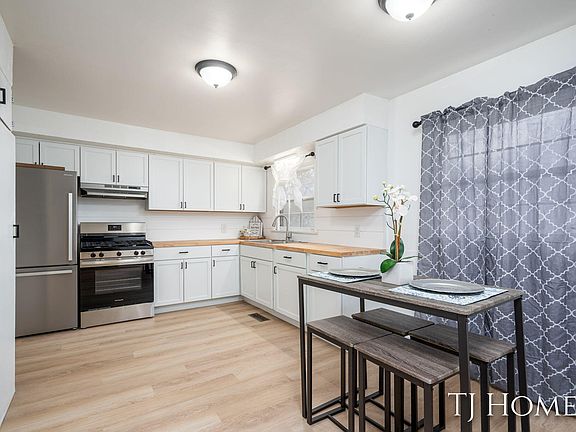 5th image of 3354 Highland St