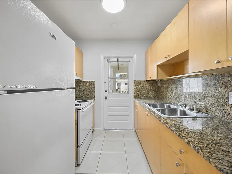 5450 Hollywood Blvd #202 — Photo 15