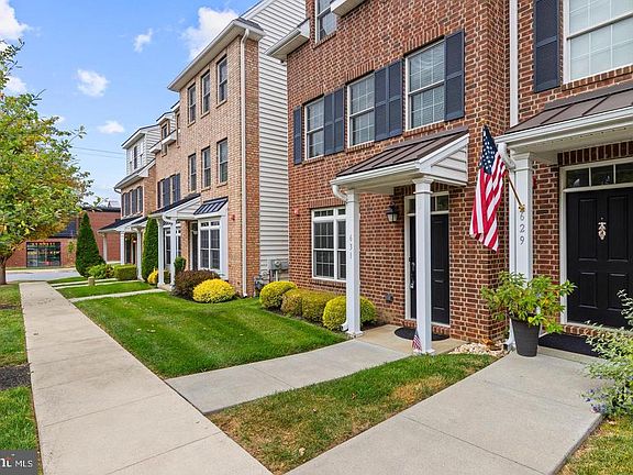 3rd image of 631 W Magnolia Ct