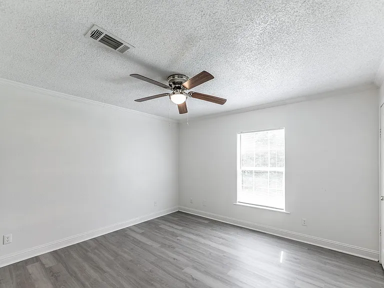 114 Varsity Dr — Photo 10