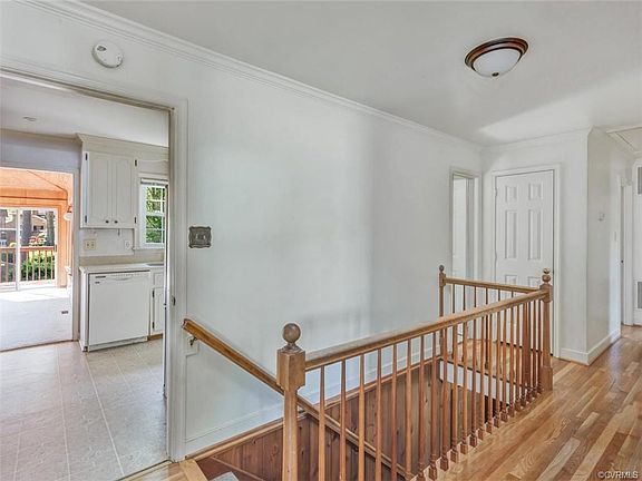4th image of 932 Hedgelawn Dr