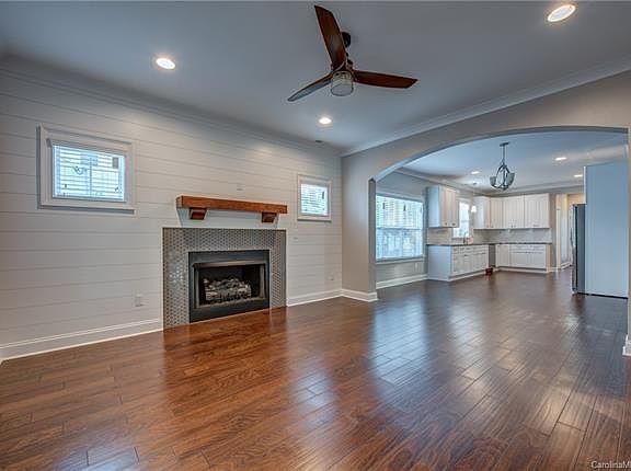 3rd image of 309 Devine Ave