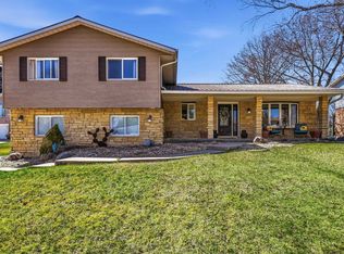 3035 Olde Country Ln, Dubuque, IA 52001