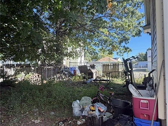 4th image of 287 Sayles St