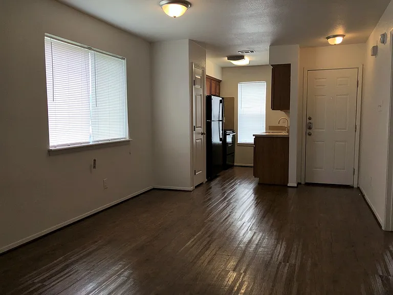 3702EL — Photo 4