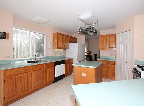 5th image of 2212 N Old Pond Ct