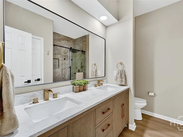 111 Coach House Sq — Photo 18