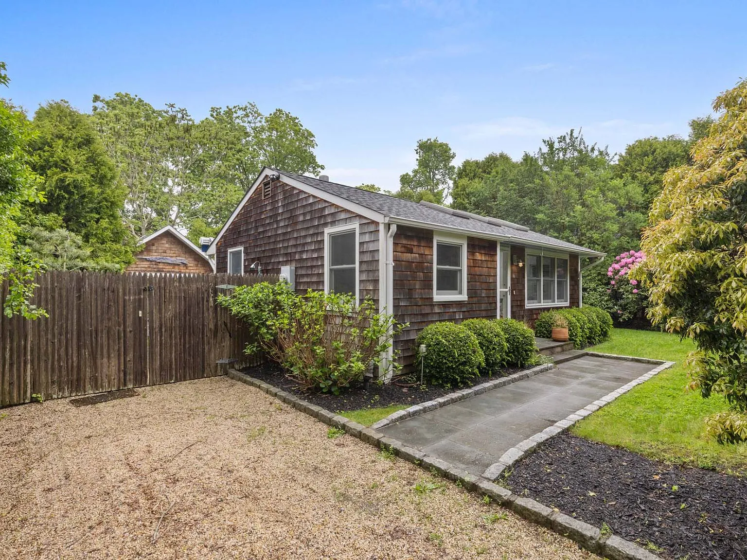 Charming Summer Cottage in Southampton Village — Photo 1