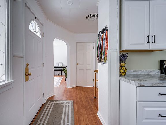3rd image of 535 SW Summer St