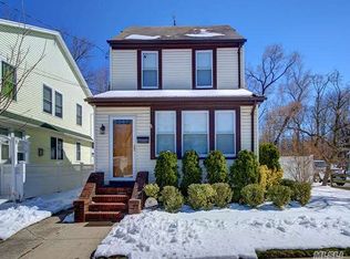 47 Stratford Ave, Williston Park, NY 11596