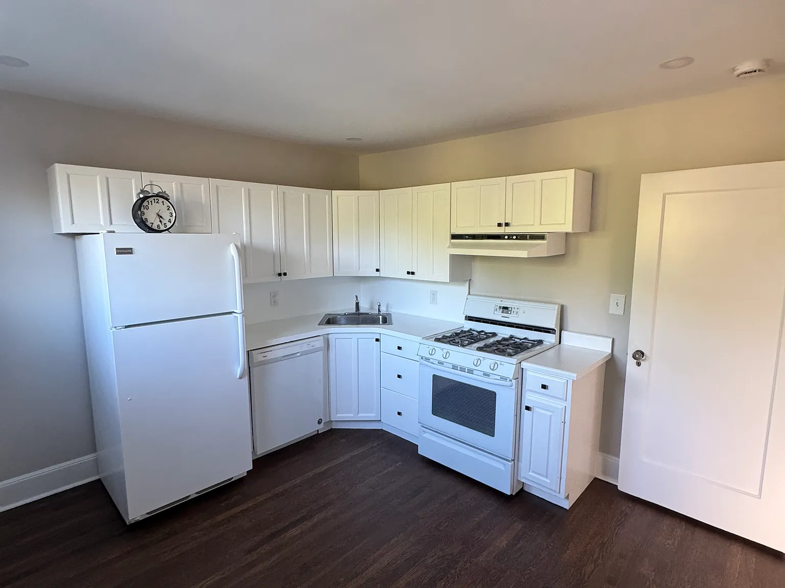 2 bed, 630 sqft, $3,000 — Photo 3