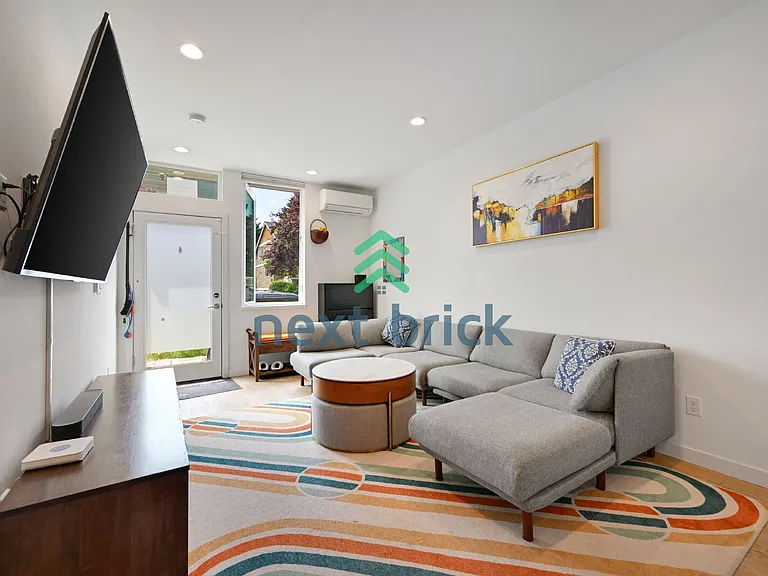 1708 NW 63rd St #SEATTLE 1708 — Photo 2