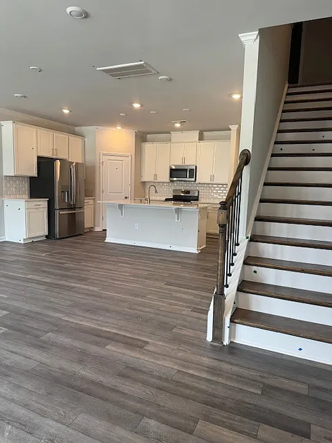 3 bed, 2.5 bath, 1931 sqft, $2,395 — Photo 3