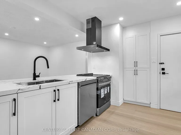 48 Toulon Cres #UPPER — Photo 5