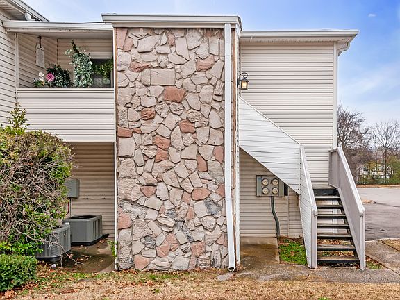 4th image of 810 Bellevue Rd APT 242