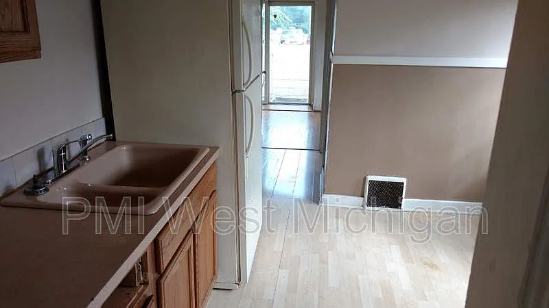 2 bed, 1.0 bath, 615 sqft, $1,075 — Photo 2