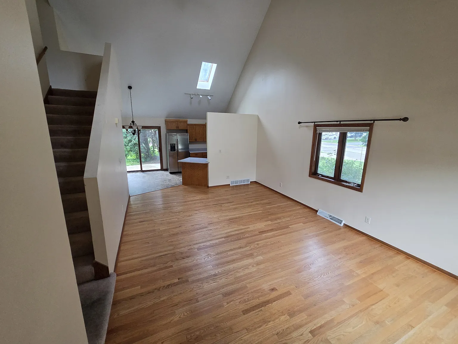 4 bed, 1600 sqft, $2,250 — Photo 2