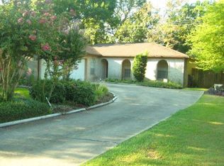 215 Dogwood St, Lake Jackson, TX 77566