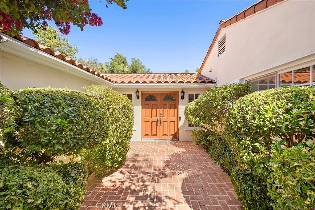 6 bed, 4309 sqft, $10,000 — Photo 3