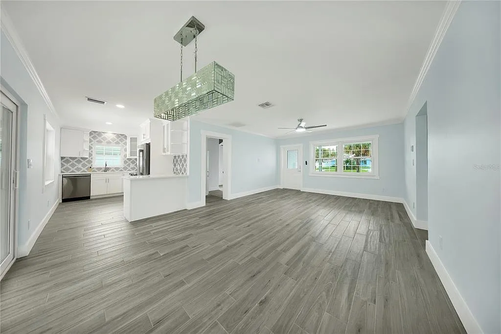 3 bed, 2.0 bath, 1297 sqft, $6,000 — Photo 2