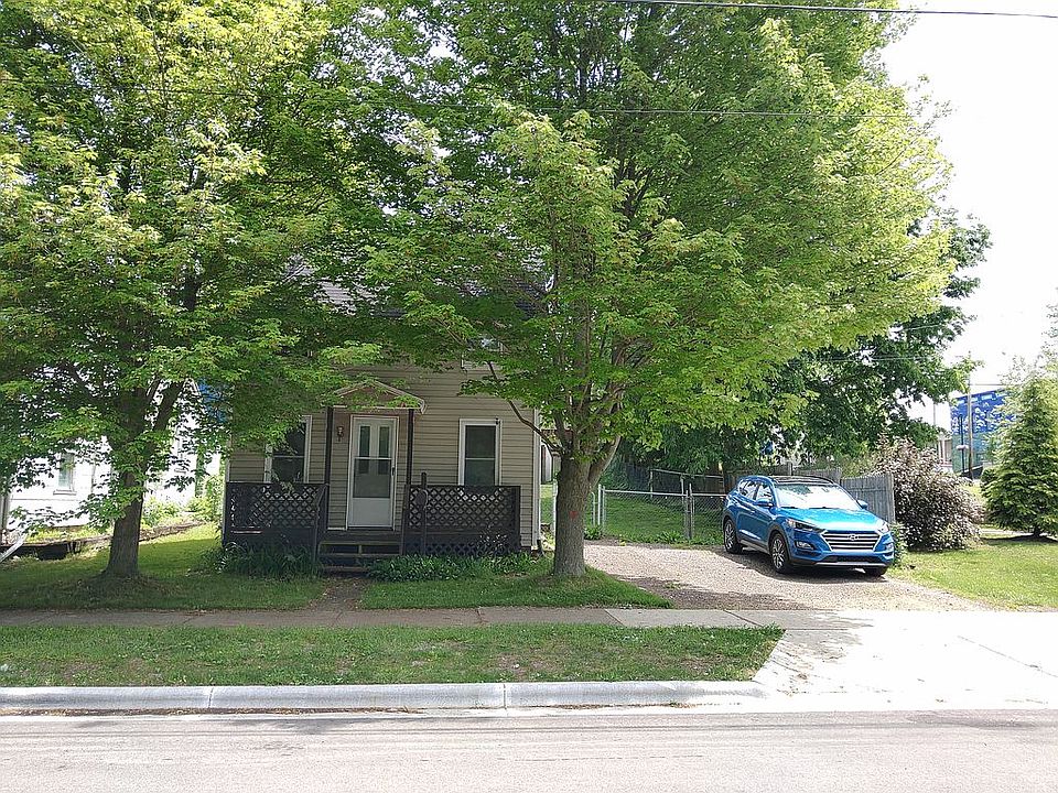 Front of house w/ Driveway