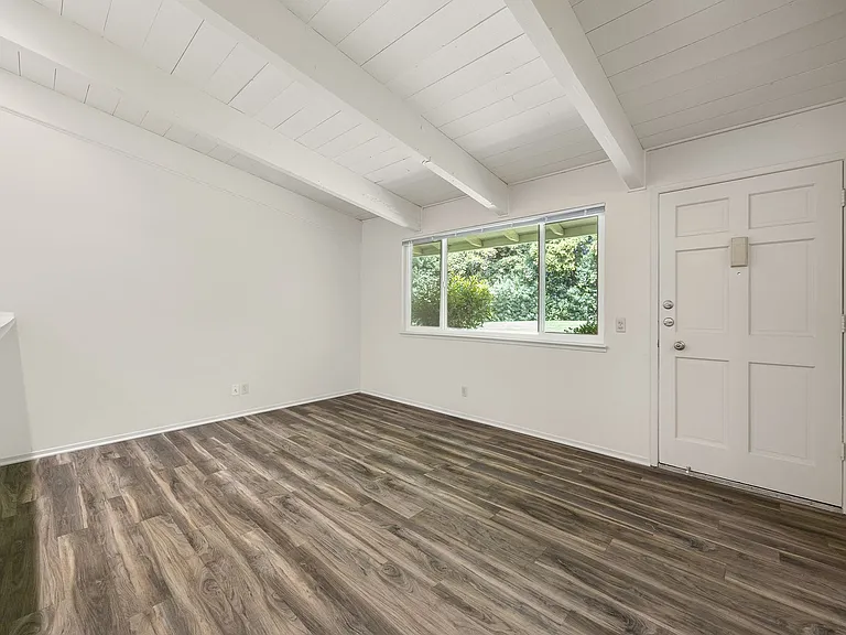 Lassen Villa Apartments — Photo 26