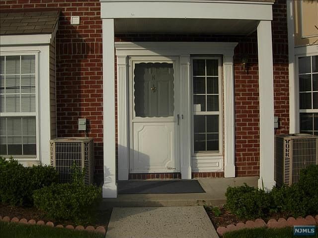 1st image of 50 Pine St APT 5N
