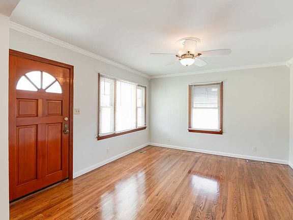 3rd image of 114 Bentley Dr