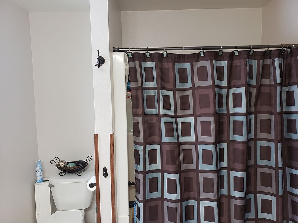 Upstairs large bathroom 