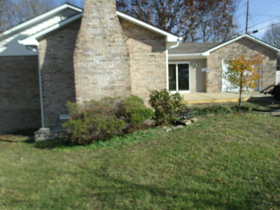 2nd image of 100 Lynn Dr