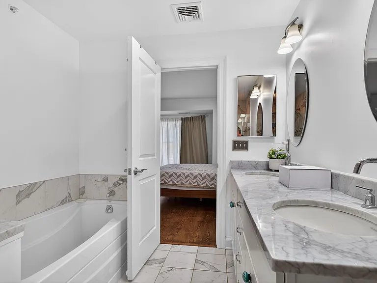 Soaking tub