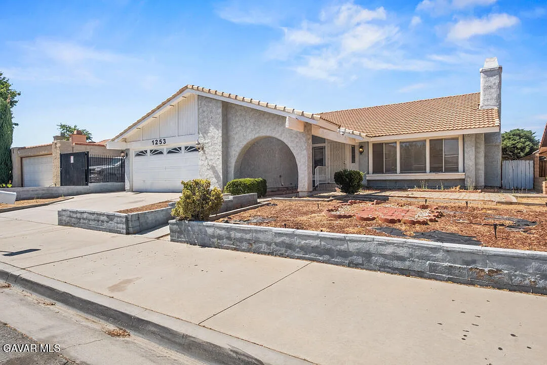 4 bed, 2.0 bath, 1813 sqft, $2,895 — Photo 2