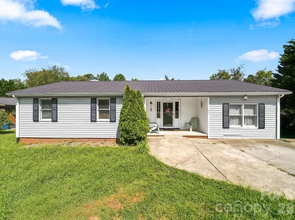 425 Heritage Farm Rd, Hickory, NC 28601