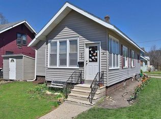 402 8th St NW, Faribault, MN 55021