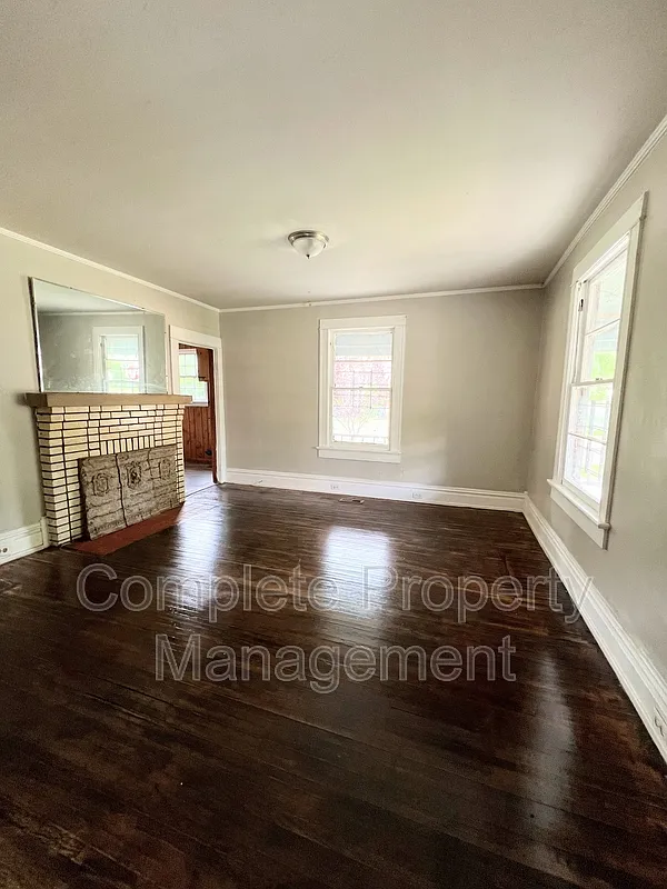 3 bed, 1.0 bath, 1299 sqft, $1,000 — Photo 2