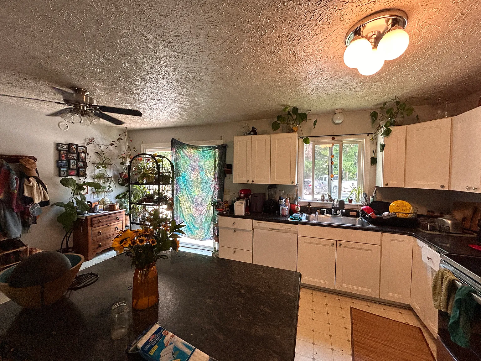 5 bed, 1700 sqft, $1,800 — Photo 2