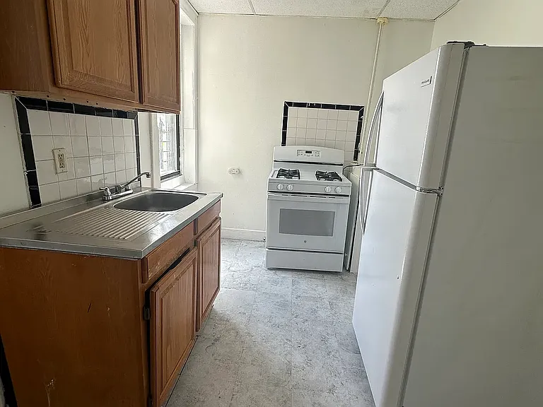 1061 Bergen St #3 — Photo 3